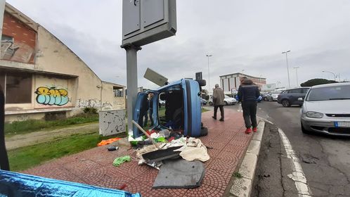 Incidente a Cagliari, auto fuori controllo si ribalta in via Italia: un ferito