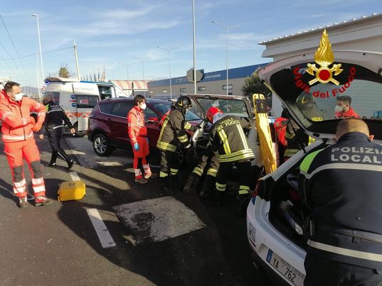 Crash in viale Marconi, schianto tra Panda e Kuga: due donne incastrate nelle lamiere