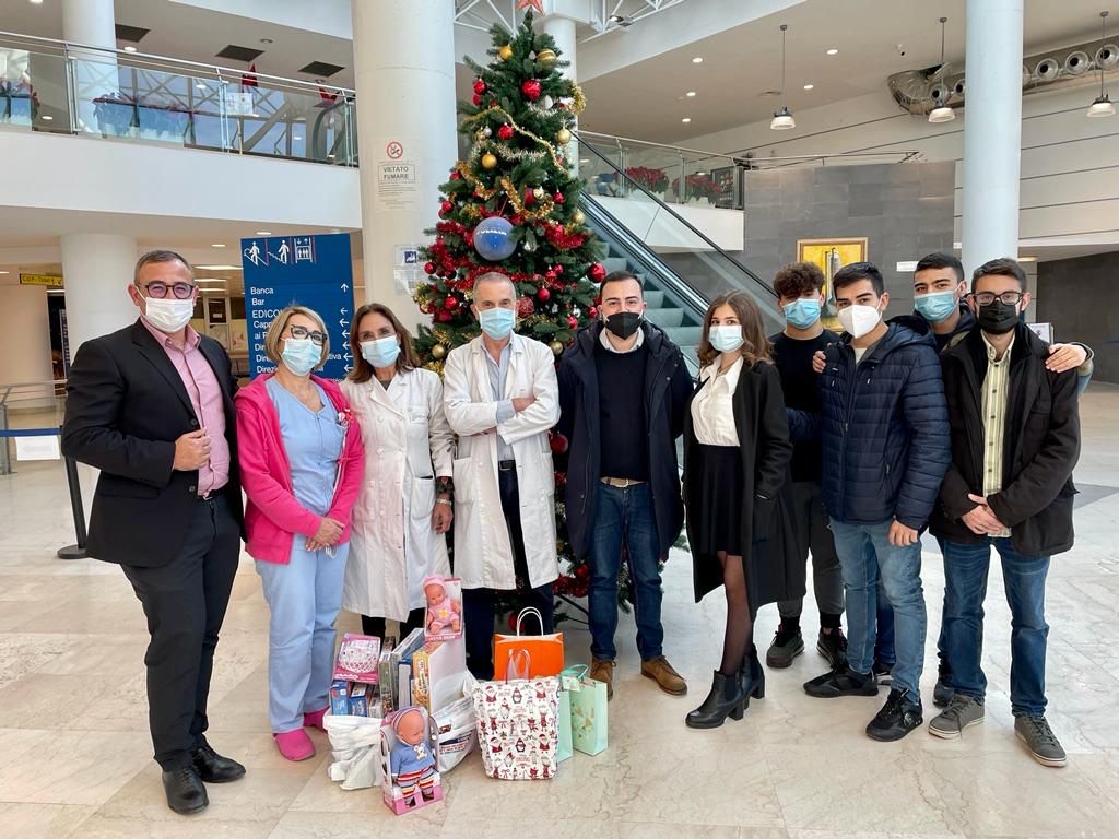 Regali per i piccoli pazienti al Brotzu: il gesto dei giovani della Lega