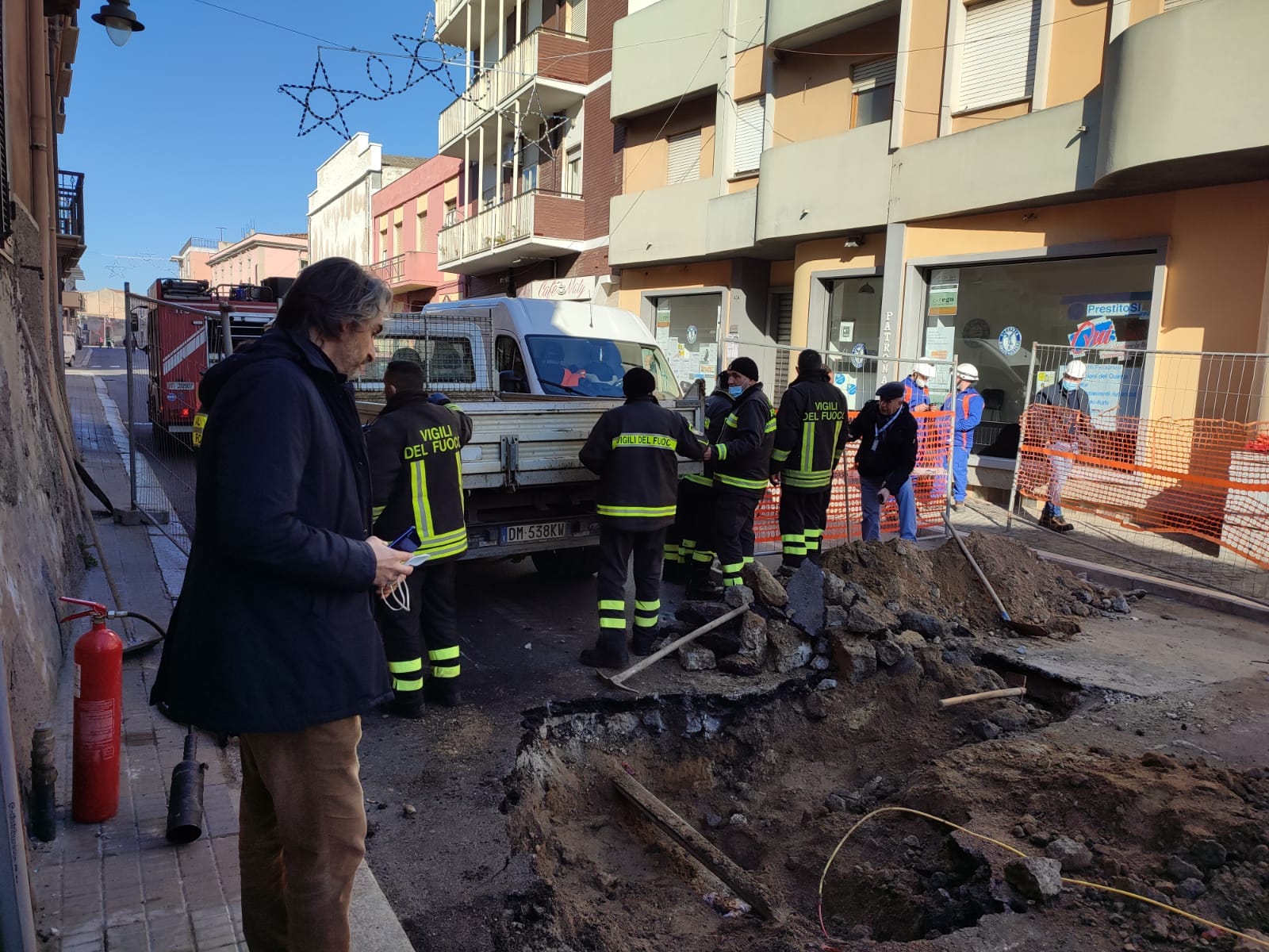 Fuga di gas in strada ed esplosione in una casa a Monserrato: grave un ragazzo