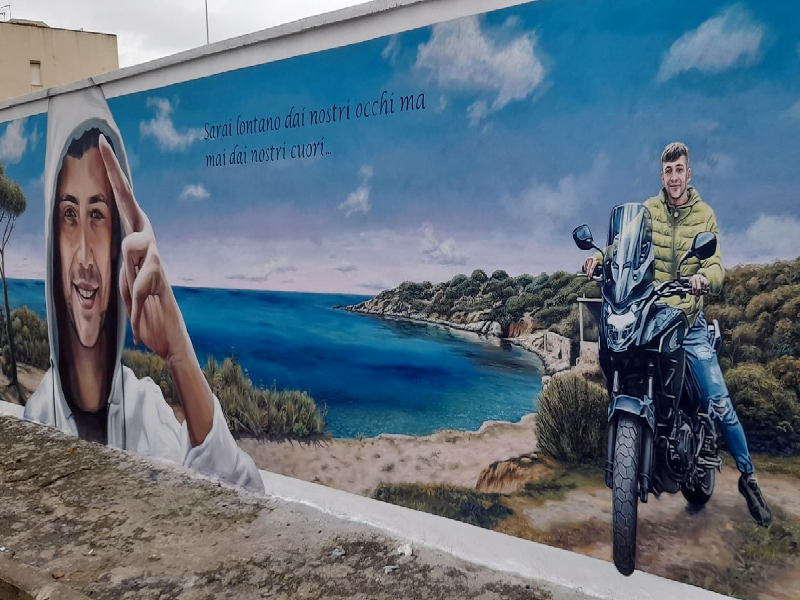 Monserrato, maxi murale in memoria di Nicola Serra: “Sarai lontano dai nostri occhi ma mai dai nostri cuori”