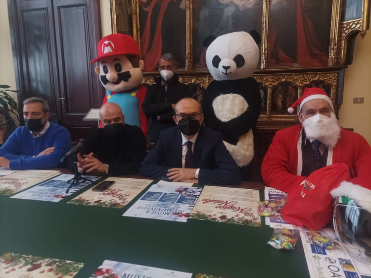 A Cagliari si accende il Natale 2021, maxi pista di pattinaggio al Bastione e parata Disney in piazza del Carmine