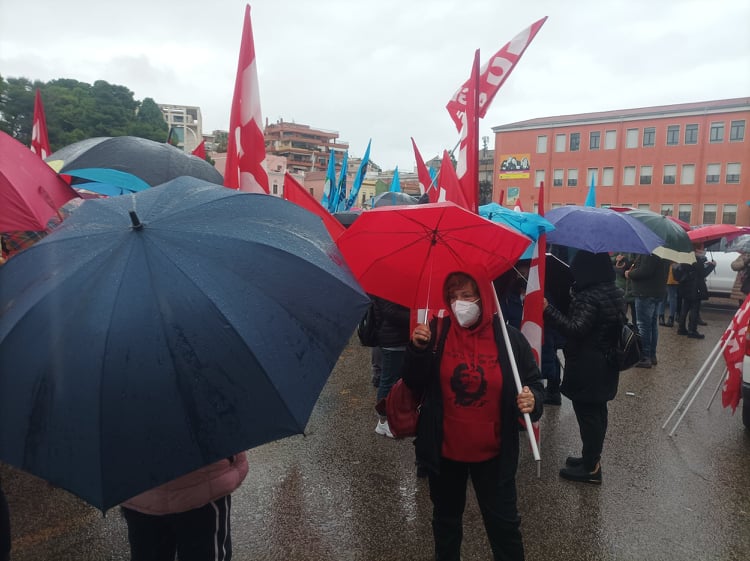 A Cagliari 200 insegnanti protestano in piazza: “Draghi, basta elemosine: i nostri stipendi sono troppo bassi”