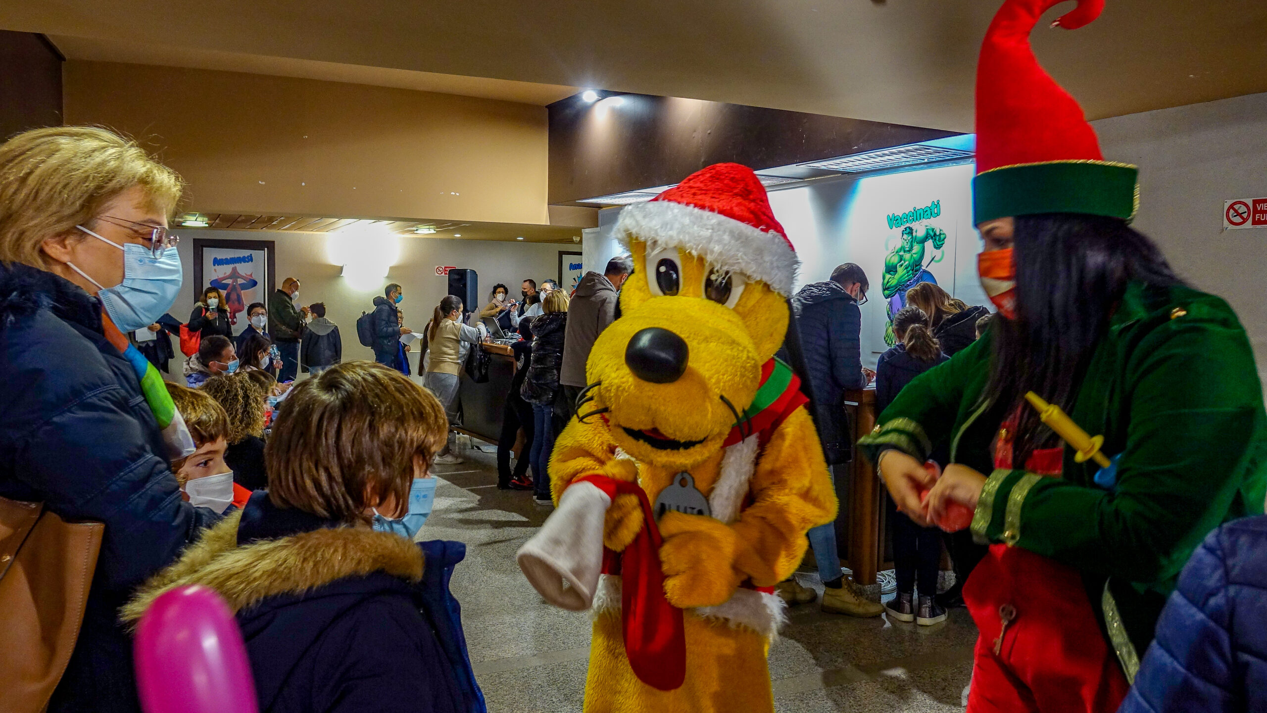 Al via la vaccinazione anti Covid per i più piccoli: 300 bimbi a Cagliari fra clown e palloncini, 2.600 prenotati