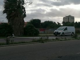 Cagliari, al Poetto crolla un palo in diagonale sulla strada: momenti di grande paura per il forte vento