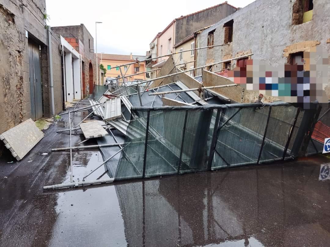 Paura a Villamassargia, crolla un ponteggio in via Eleonora d’Arborea: strada sbarrata