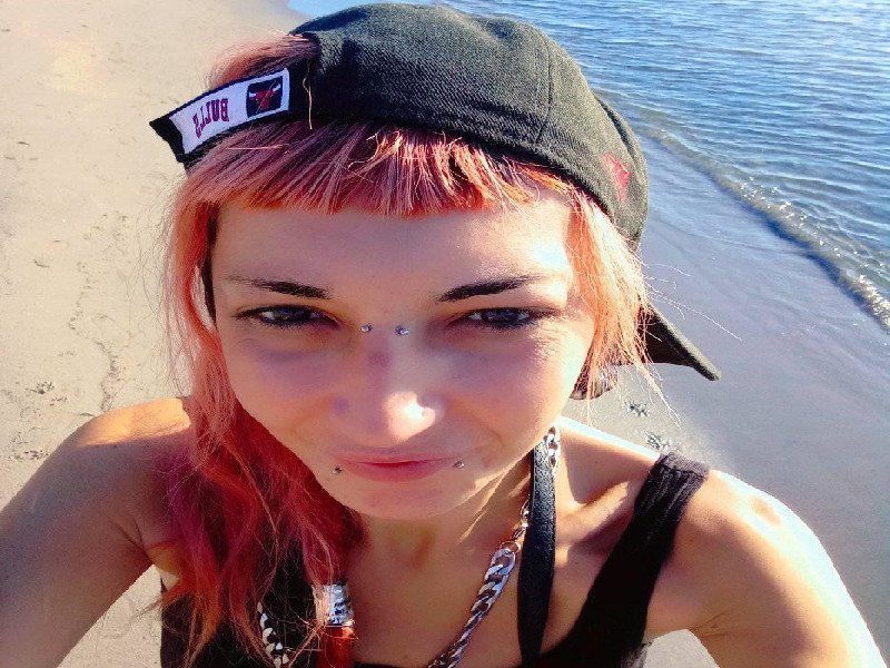 Giovane sarda trovata morta nel suo letto a Barcellona, lacrime e choc per Silvia Floris 