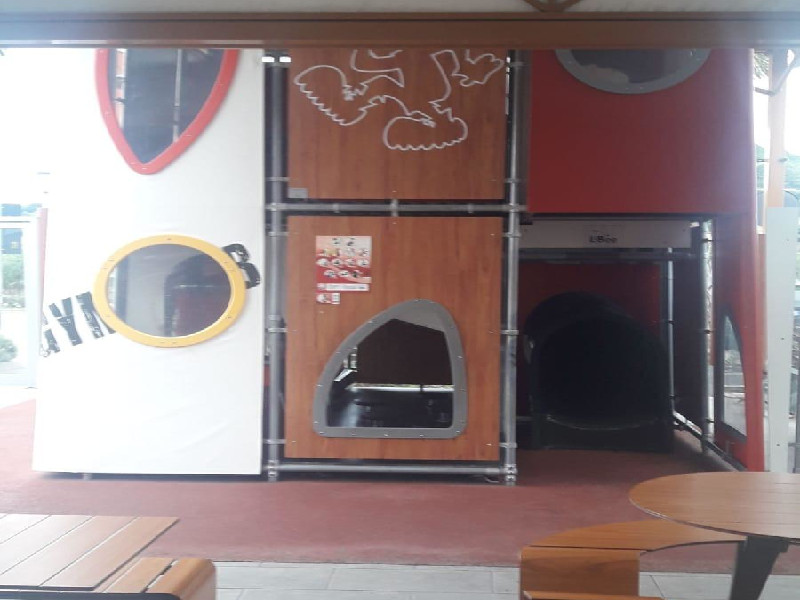 Cagliari, bimbo si frattura un femore nell’area giochi di Mc Donald’s: “Da 3 anni ci aspettiamo giustizia”