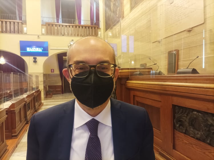 “A Cagliari 300 positivi, i contagi stanno risalendo: mascherine a Natale e per tutte le feste”