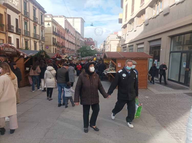 Caffè al banco solo per vaccinati, disco chiuse e mascherine obbligatorie: la stretta di Natale di Draghi