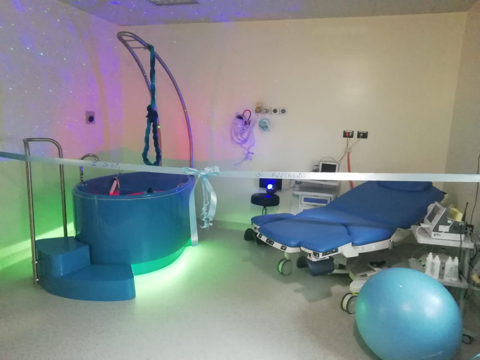 Cagliari, al Santissima Trinità si nasce in acqua: inaugurata la vasca per i parti