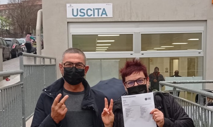 La gioia di Salvatore, siciliano in Sardegna: “Terza dose ricevuta dopo un mese di lotta, posso tornare al lavoro”