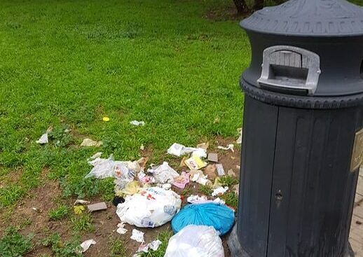 A Cagliari mille nuovi cestini in ghisa per la raccolta dei rifiuti: “Non riempiteli con buste della spazzatura”