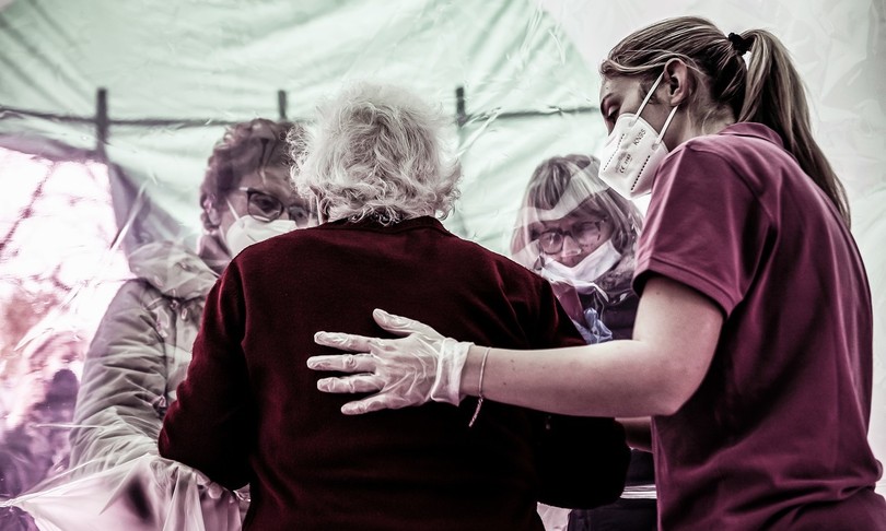 Anziani morti per Covid? Non si può sapere. I pm assolvono le Rsa