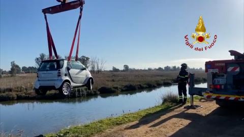 Auto finisce in un canale ad Assemini, in corso le operazioni di recupero: nessuna traccia del conducente