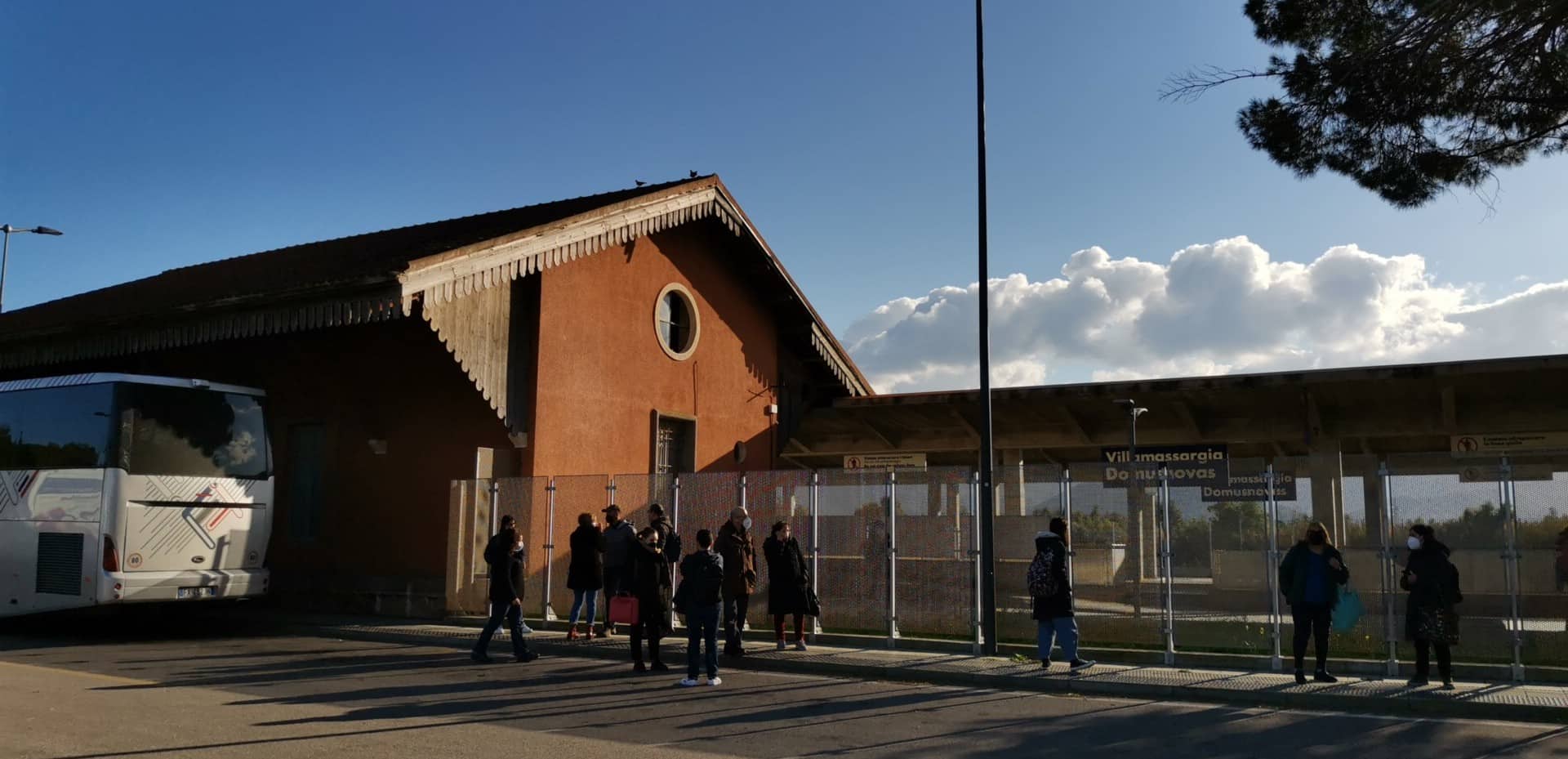 “Odissea sul treno da Cagliari per Iglesias, tutti giù a Villamassargia senza bus per tornare a casa”