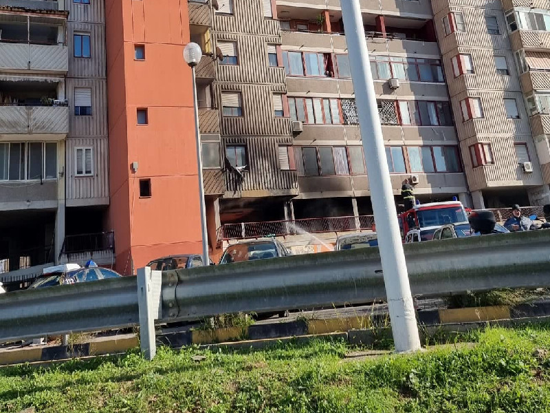 Cagliari, fiamme tra i pilotis di palazzo Bodano a Sant’Elia: appartamenti invasi dal fumo (VIDEO)