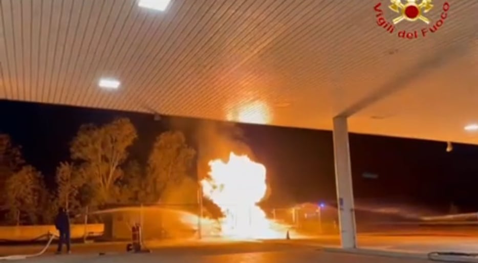 Paura sulla Ss 125, fiamme nel serbatoio di gpl di un distributore di Girasole