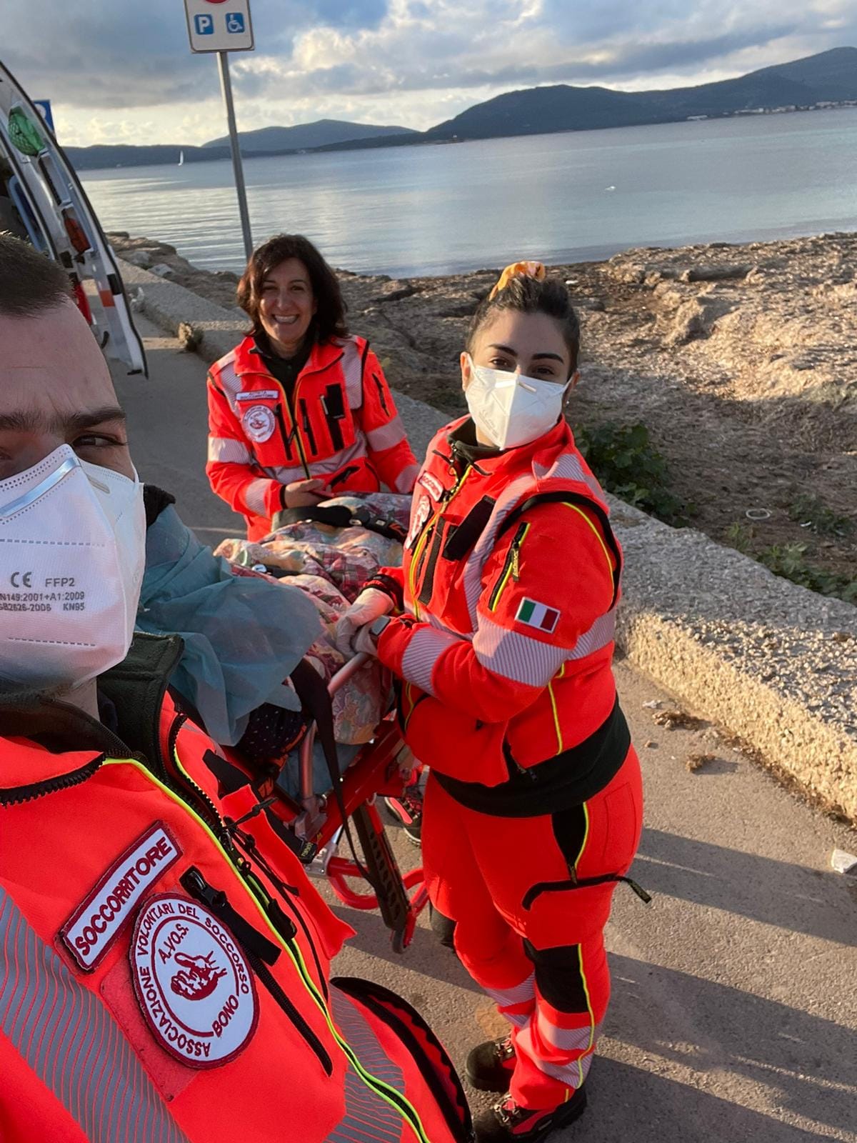 Vuole vedere il mare di Alghero, i volontari dal cuore d’oro esaudiscono il desiderio di una nonnina
