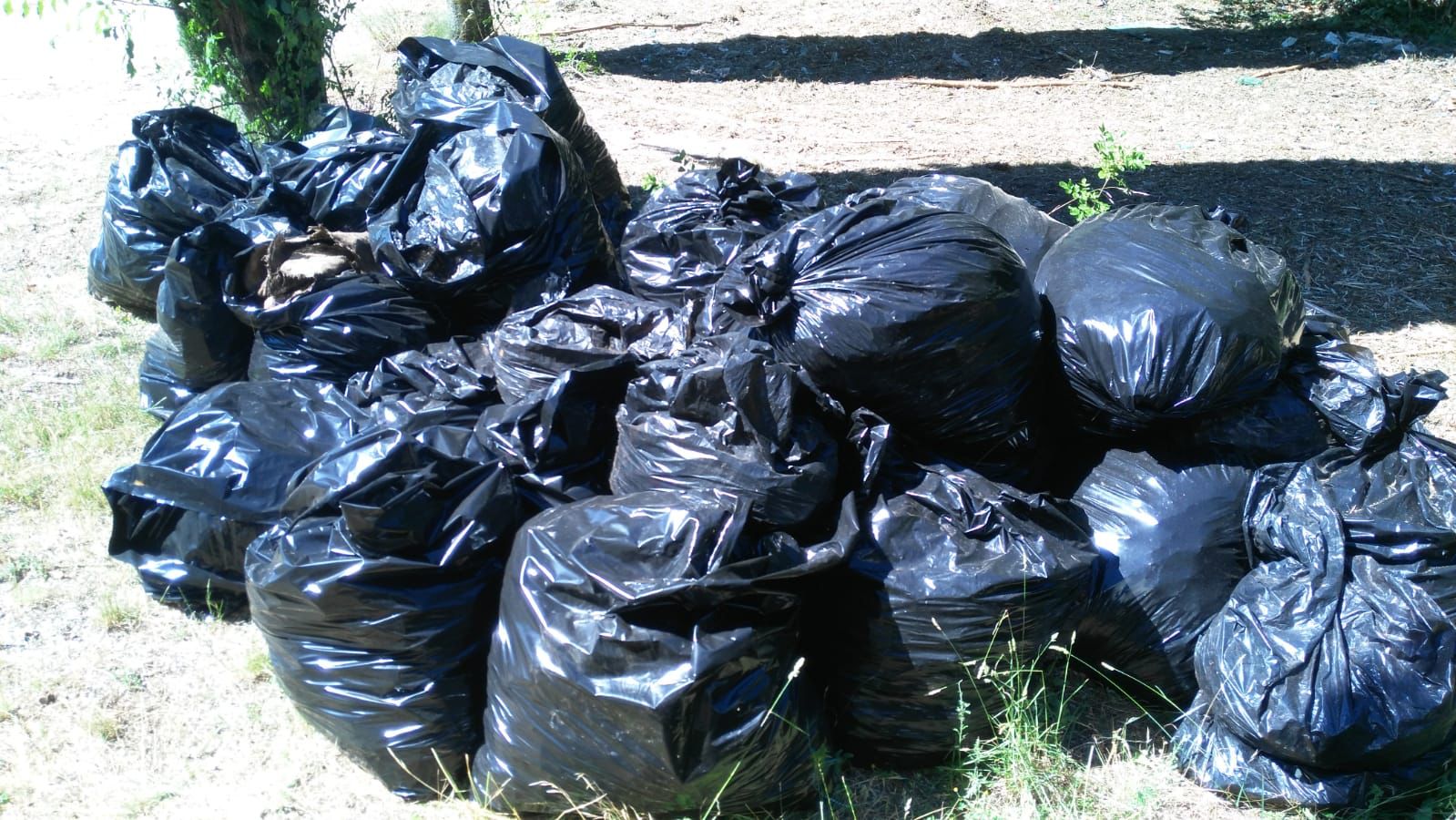 Cagliari, abbandona i rifiuti a Sant’Elia: denunciato un imprenditore commerciale