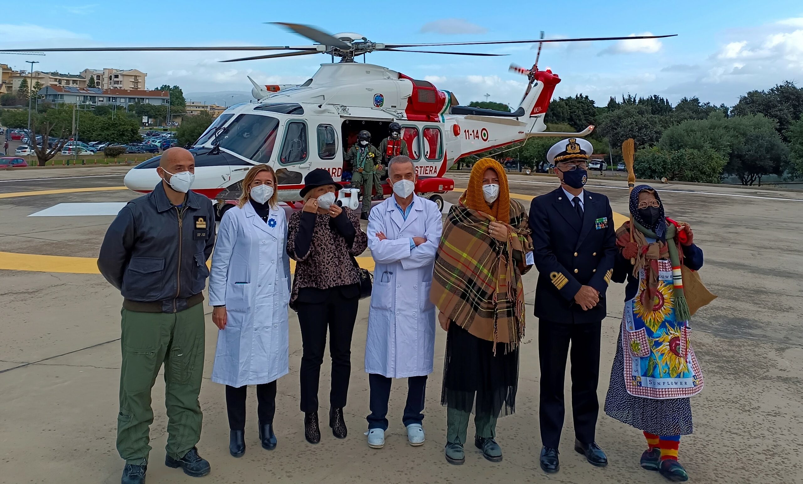 Cagliari, la befana raggiunge in elicottero i bambini ricoverati al Brotzu