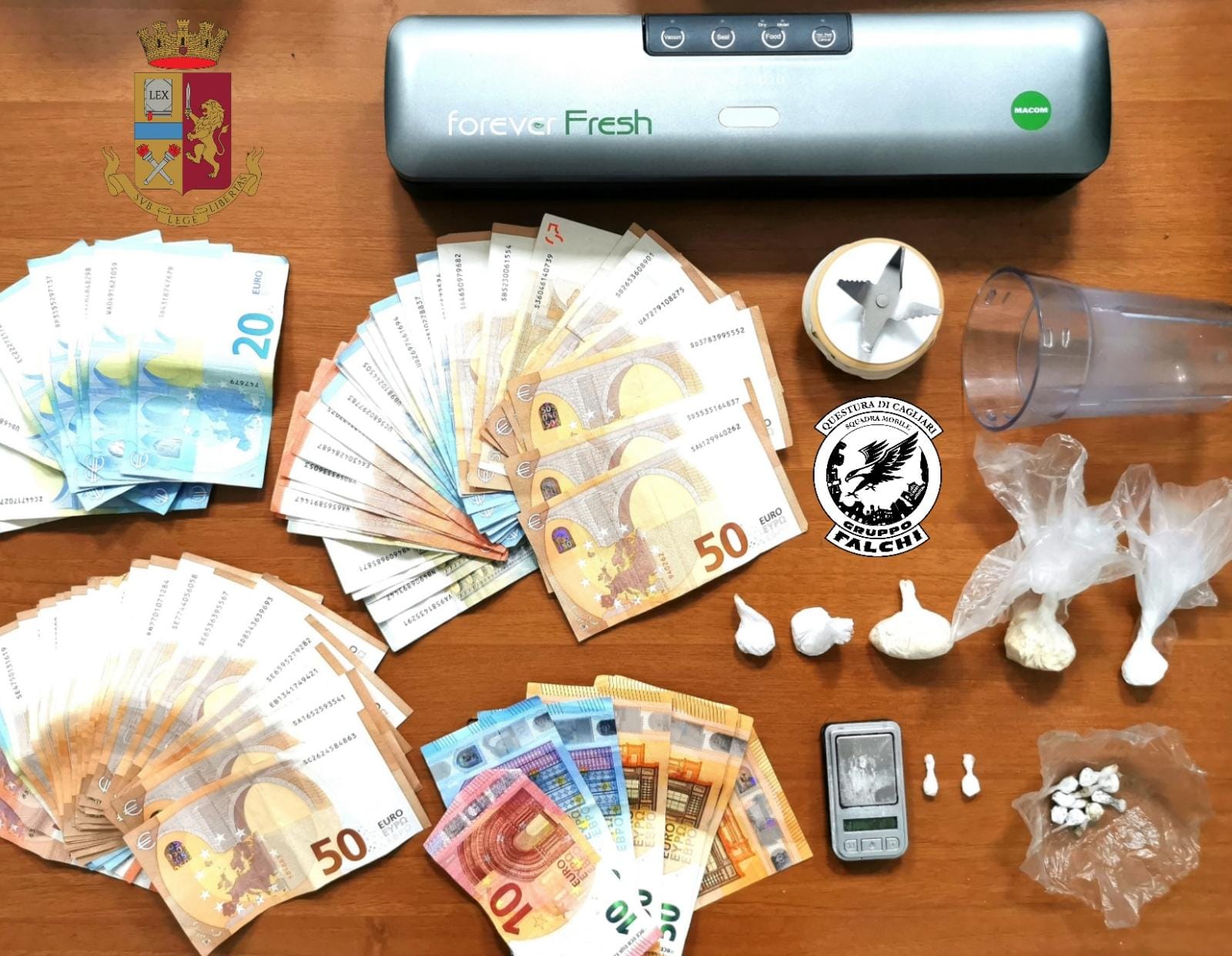 Cagliari, blitz della polizia nel mercato della droga in via Talete: arrestate 3 persone -VIDEO