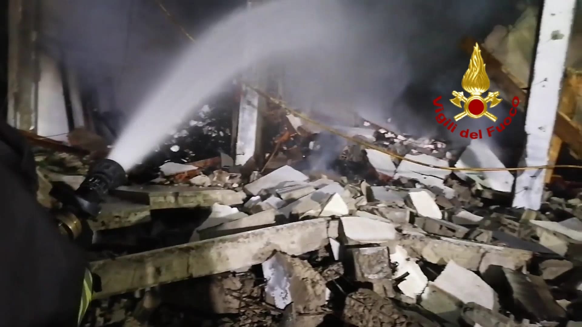 Vasto incendio in un capannone a Sestu, vigili del fuoco a lavoro per tutta la notte