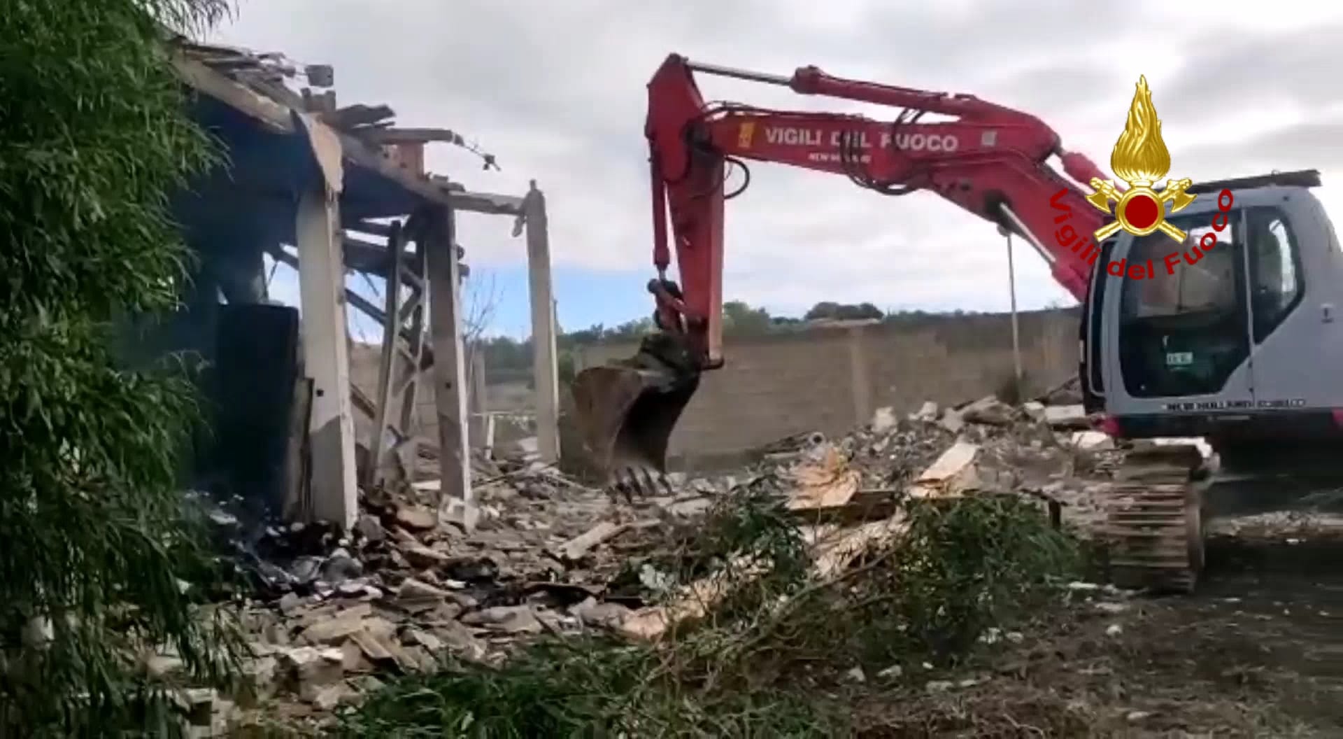 Incendio a Sestu, terminate le operazioni di messa in sicurezza del capannone a Su Moriscau