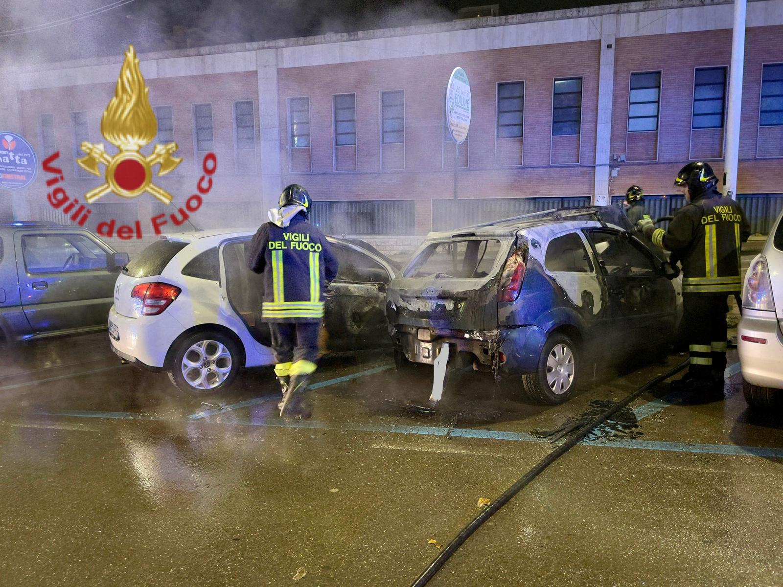 Cagliari, 4 auto in fiamme di fronte al mercato di San Benedetto: sul posto vigili del fuoco e carabinieri