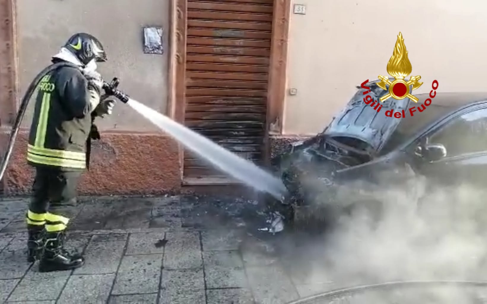 Auto in fiamme a Quartu, intervento tempestivo dei vigili del fuoco