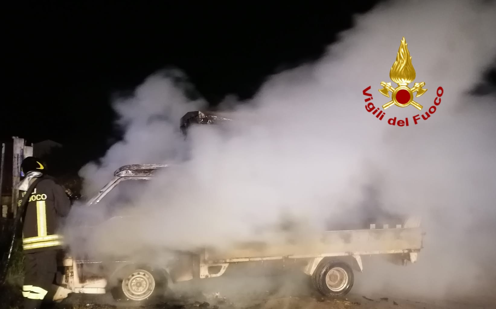 Quartu, autocarro e furgone in fiamme a Pitz’e Serra: intervento dei vigili del fuoco nella notte