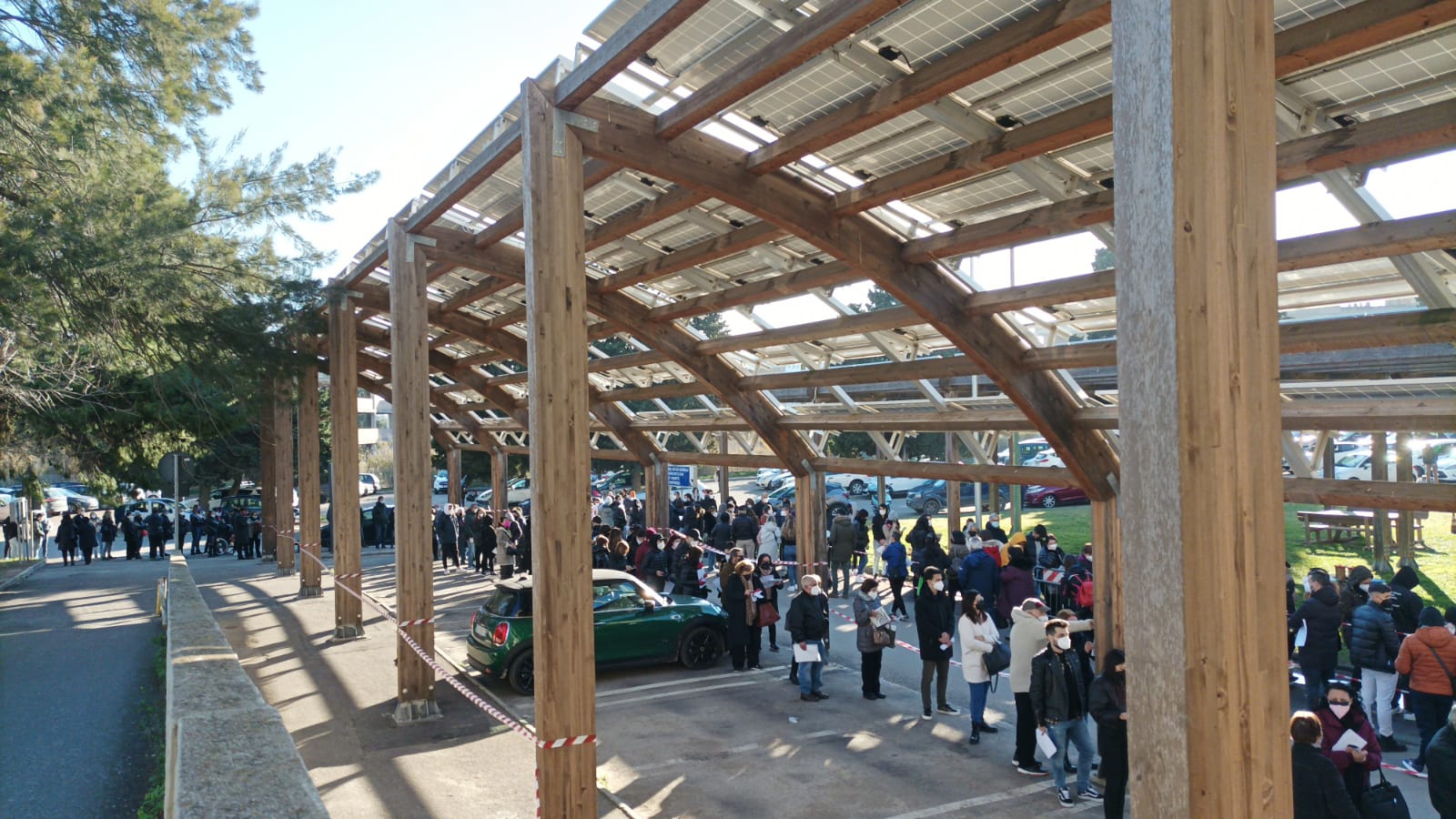 Cagliari, boom di terze dosi all’open day del Brotzu: file sin dall’alba per il vaccino