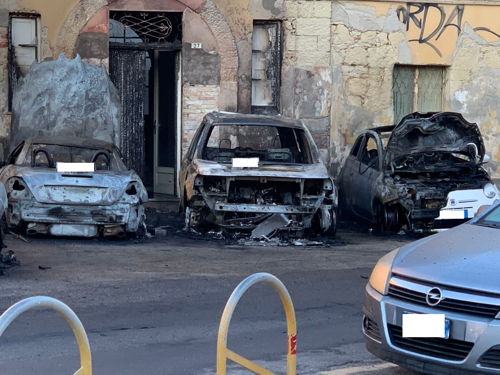 Fiamme nella notte a Pirri: distrutte 4 auto in sosta, danneggiate altre 3 e la facciata di una palazzina