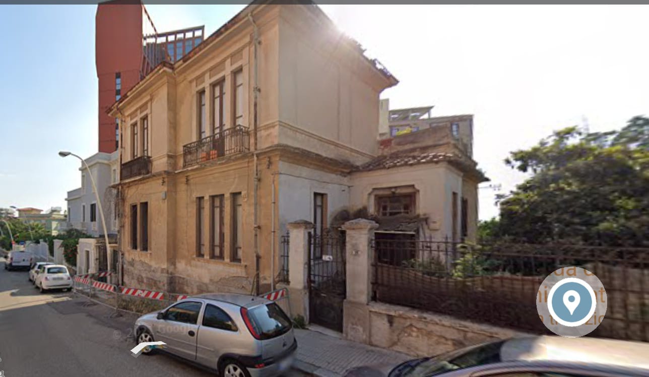 “La casa è lesionata. Tutti fuori”, via allo sgombero di 2 famiglie da un villino di via Vittorio Veneto