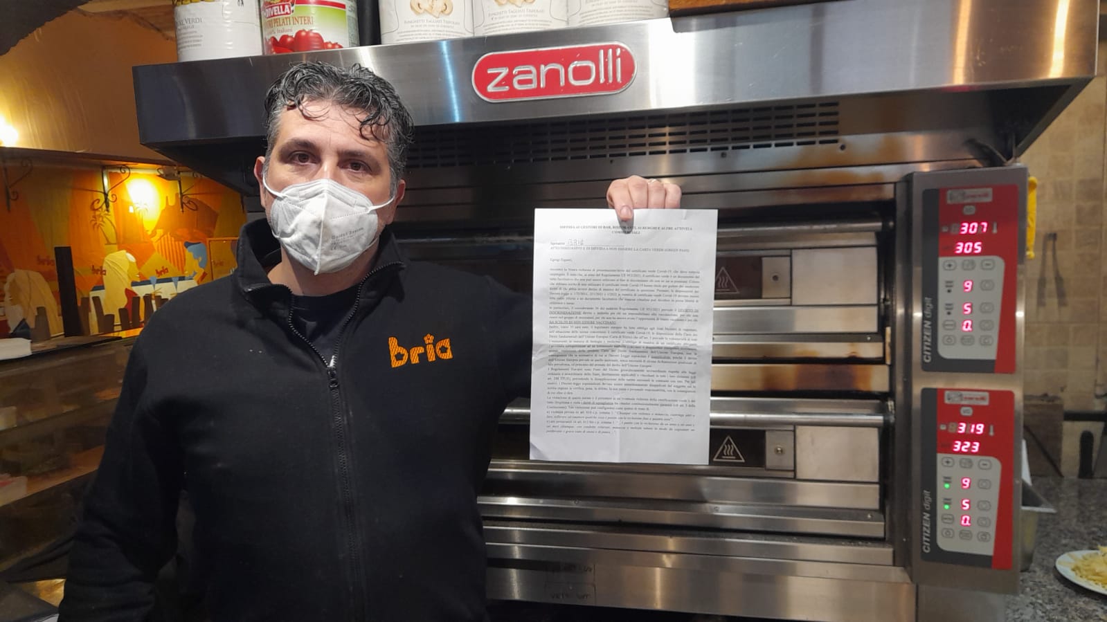 Cagliari, chiede il green pass e si becca una diffida dal cliente: “Sto solo rispettando la legge”