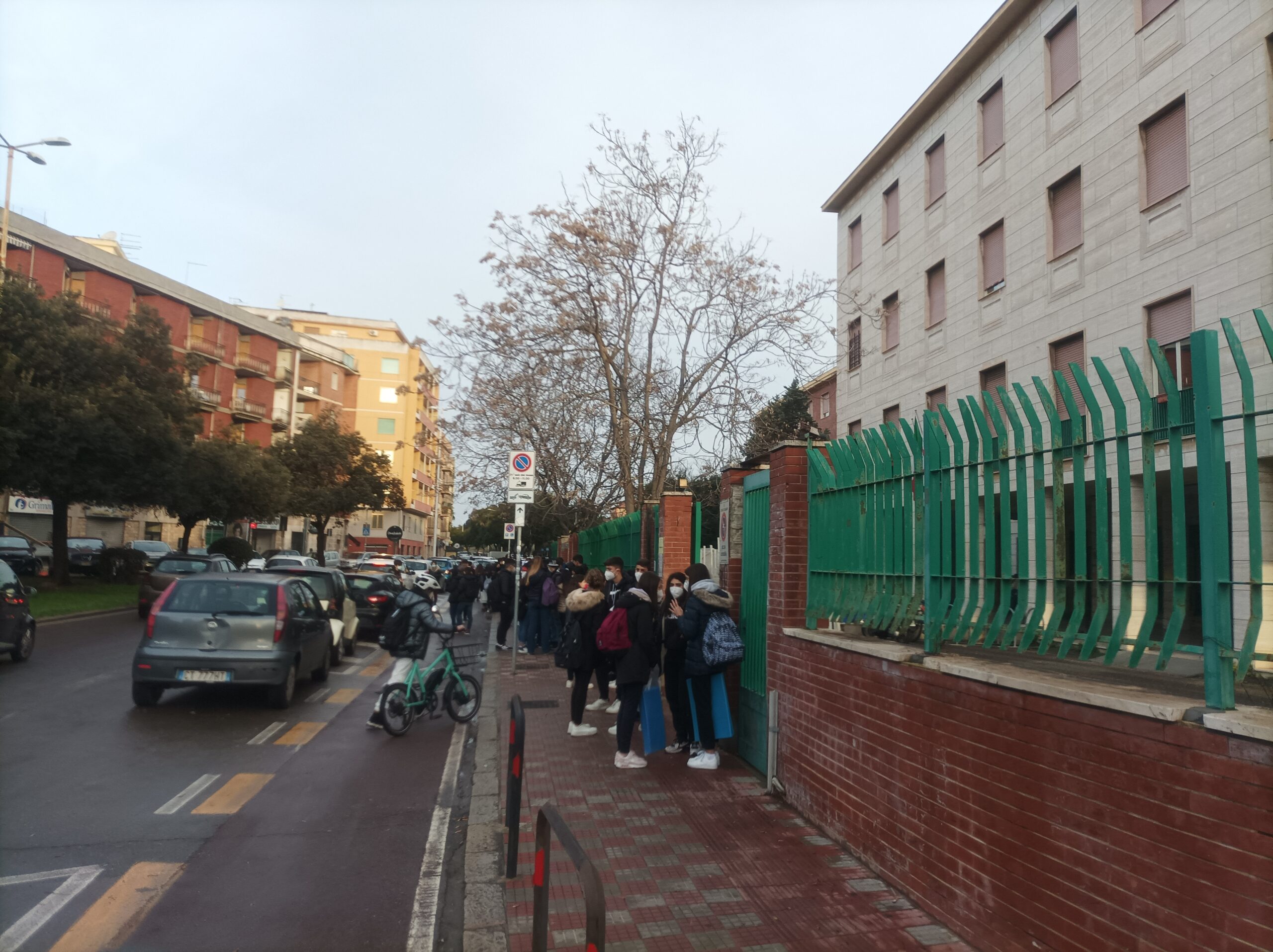 Gli studenti sardi in trincea: “Assenza di massa alle superiori, troppi contagi: meglio la dad”