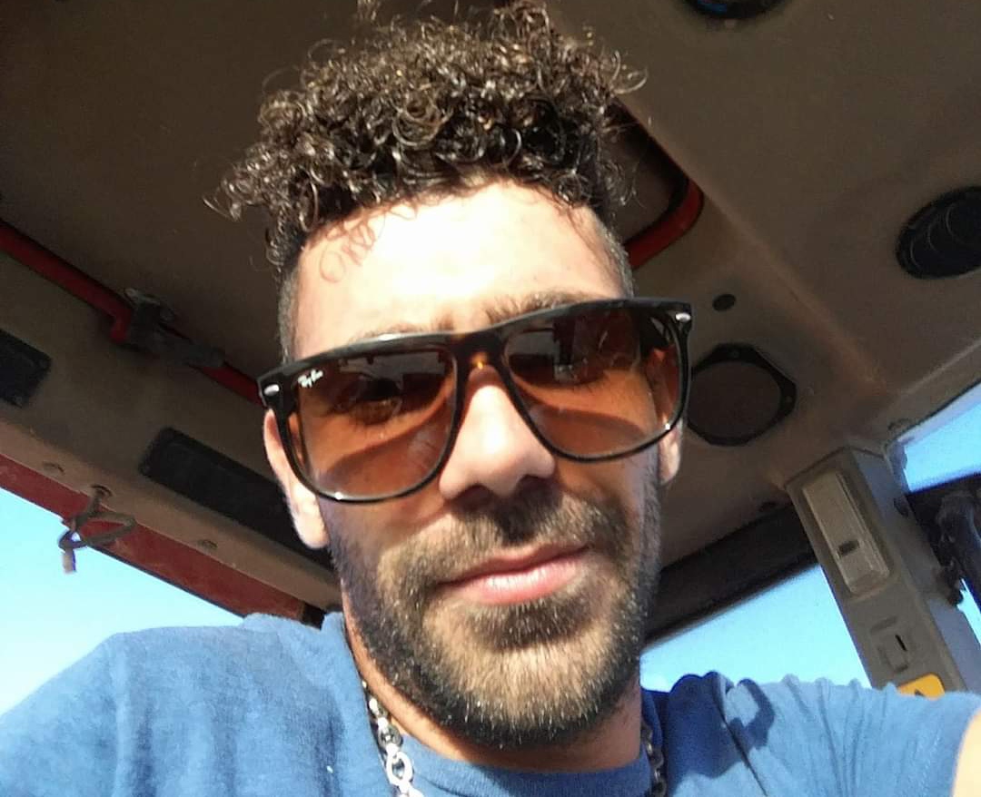 Si ribalta con l’auto e muore sul colpo, lacrime a Tratalias: addio a Michele Carboni