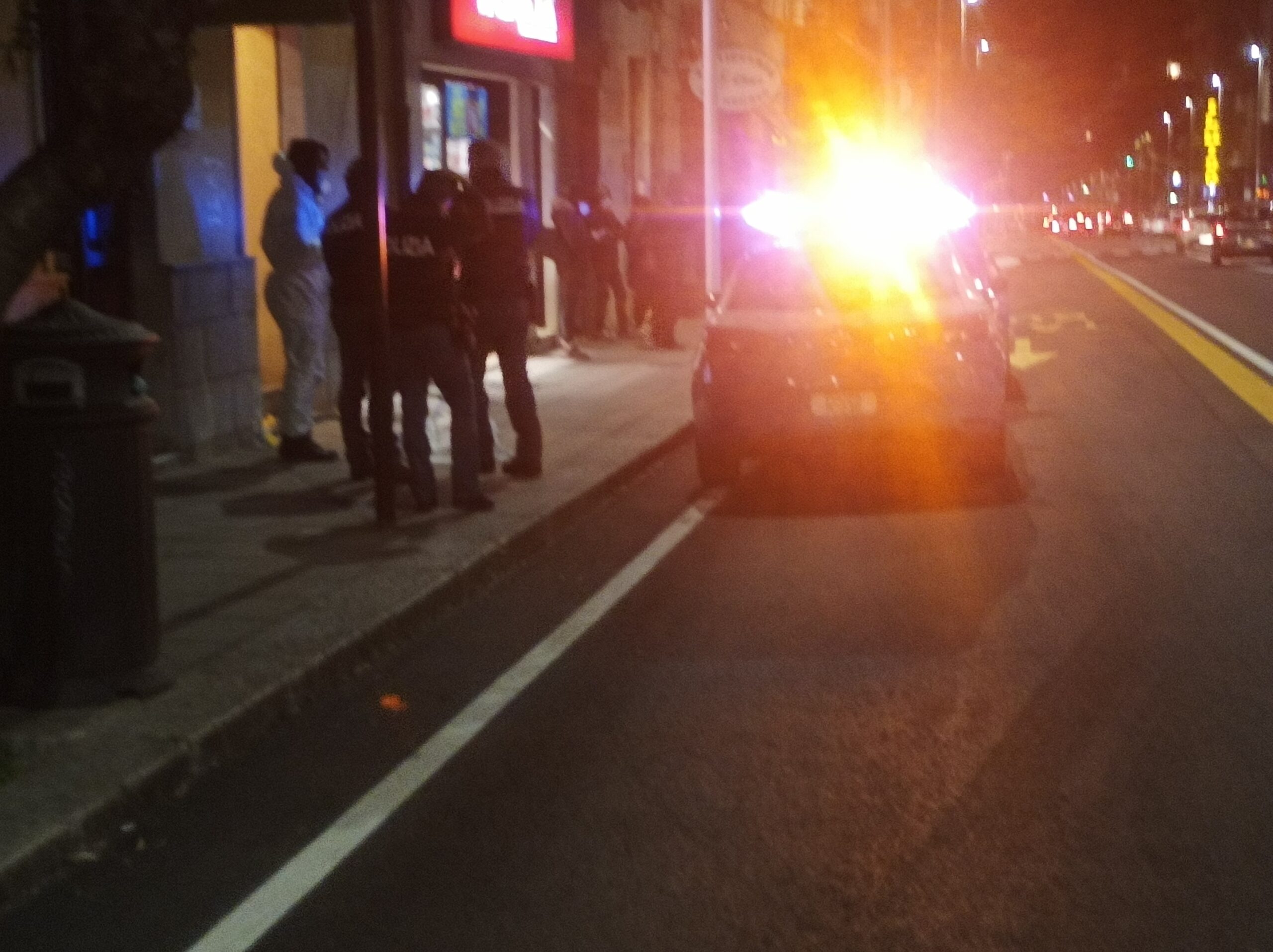 Cagliari, ha un infarto in via Sonnino: 69enne batte la testa su un gradino e muore