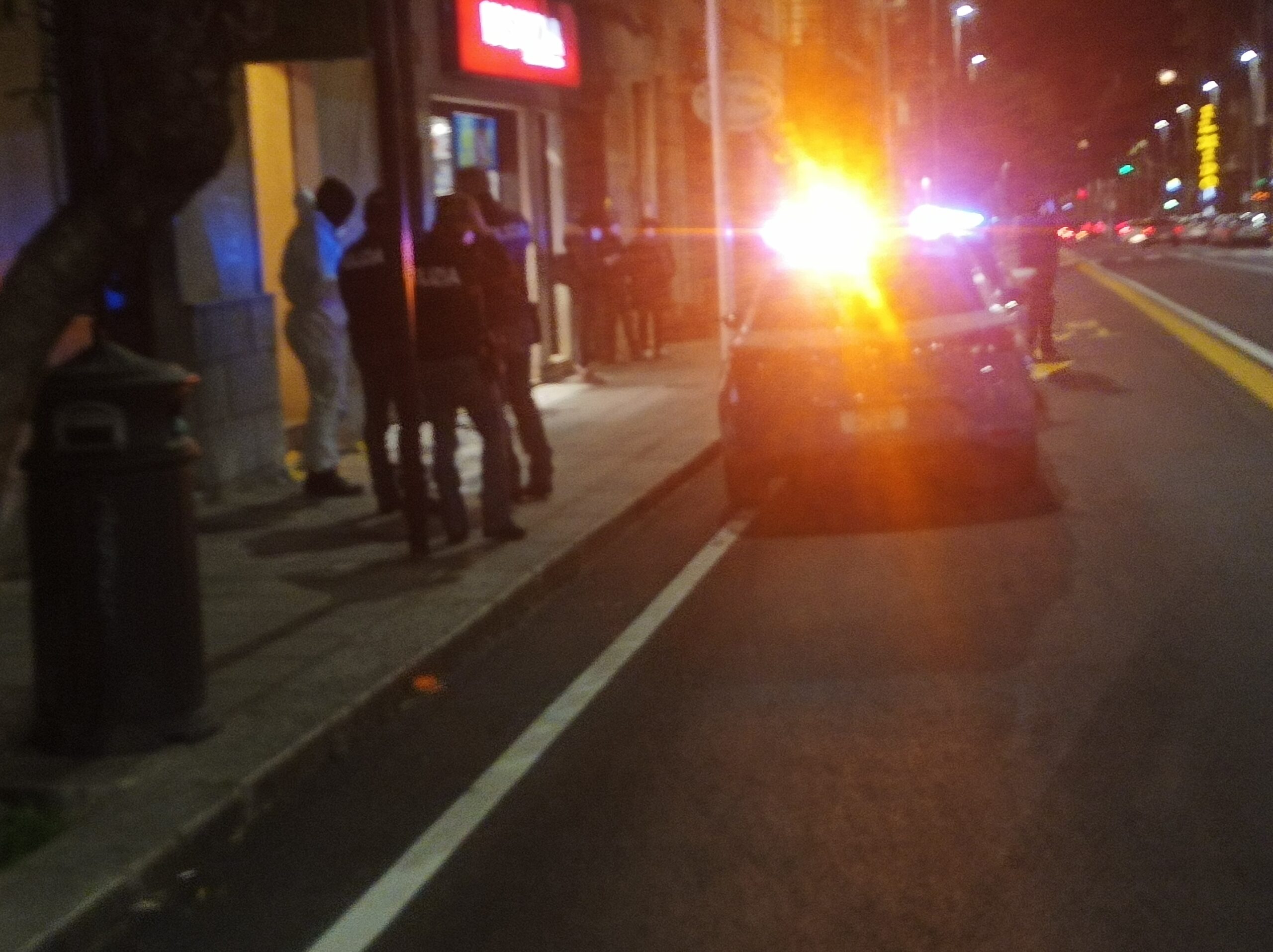 Cagliari, un uomo morto sul marciapiede di via Sonnino: polizia e Scientifica in azione