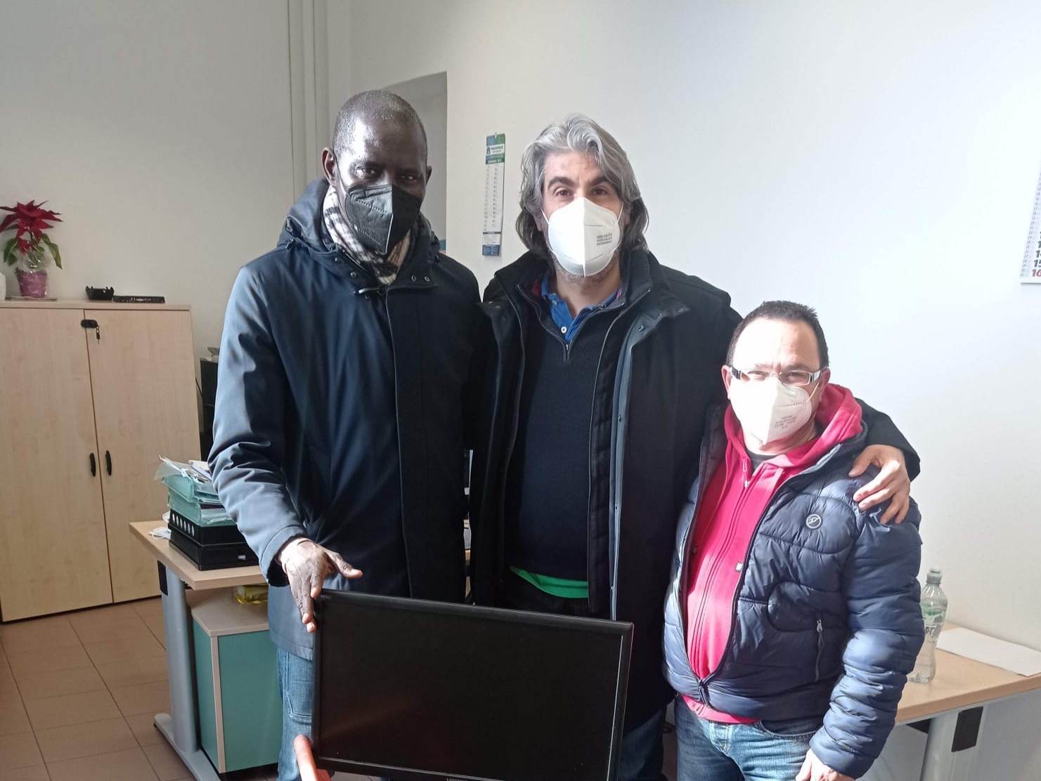 Il grande cuore di Monserrato, decine di banchi e pc regalati agli studenti del Senegal