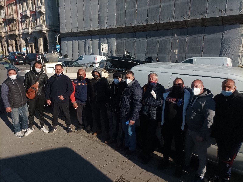 Cagliari, i ricciai disperati con le barche in via Roma: “Fateci lavorare o sarà guerra”