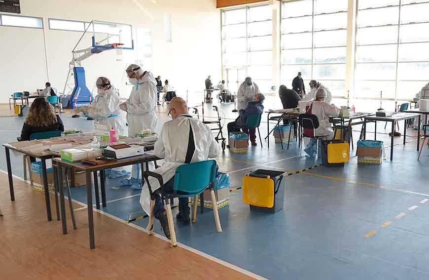 Screening per gli studenti di Cagliari: hub in 4 palestre. I test su base volontaria, rapidi e gratuiti