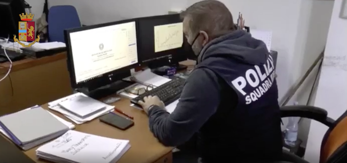 Ottengono il reddito di cittadinanza senza averne diritto: 58 stranieri denunciati dalla polizia a Oristano