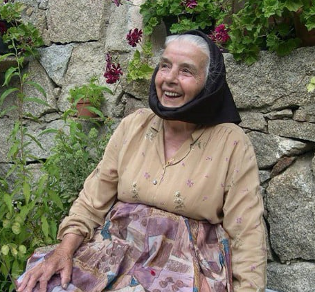 Morta a 100 anni tzia Gavina, regina di Lollove e star del web: “Il mondo? Lo vedo da casa mia”
