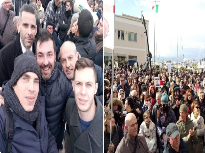 Cagliari, centinaia di furiosi al porto: “Draghi blocca la libertà dei sardi non vaccinati, vergogna”