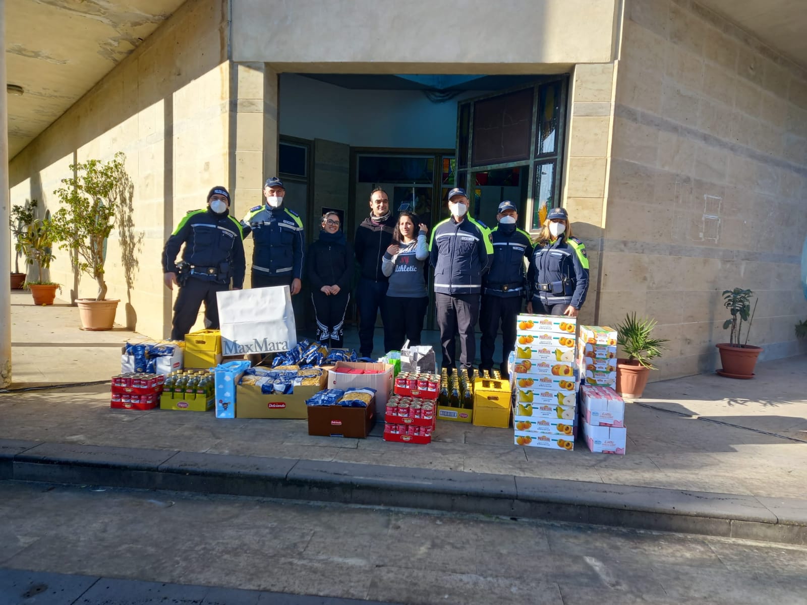 Cagliari, l’Epifania della polizia municipale: cibo e giocattoli per famiglie e bimbi bisognosi