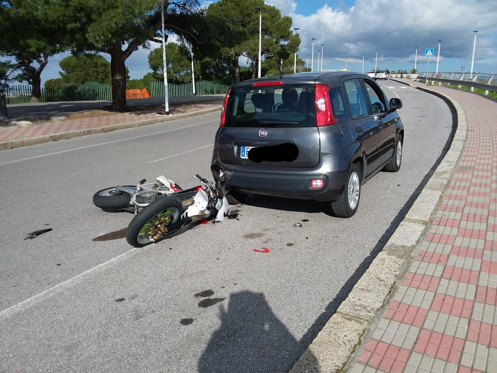 Si schianta con la moto contro due auto in viale Europa a Cagliari: 22enne in codice rosso