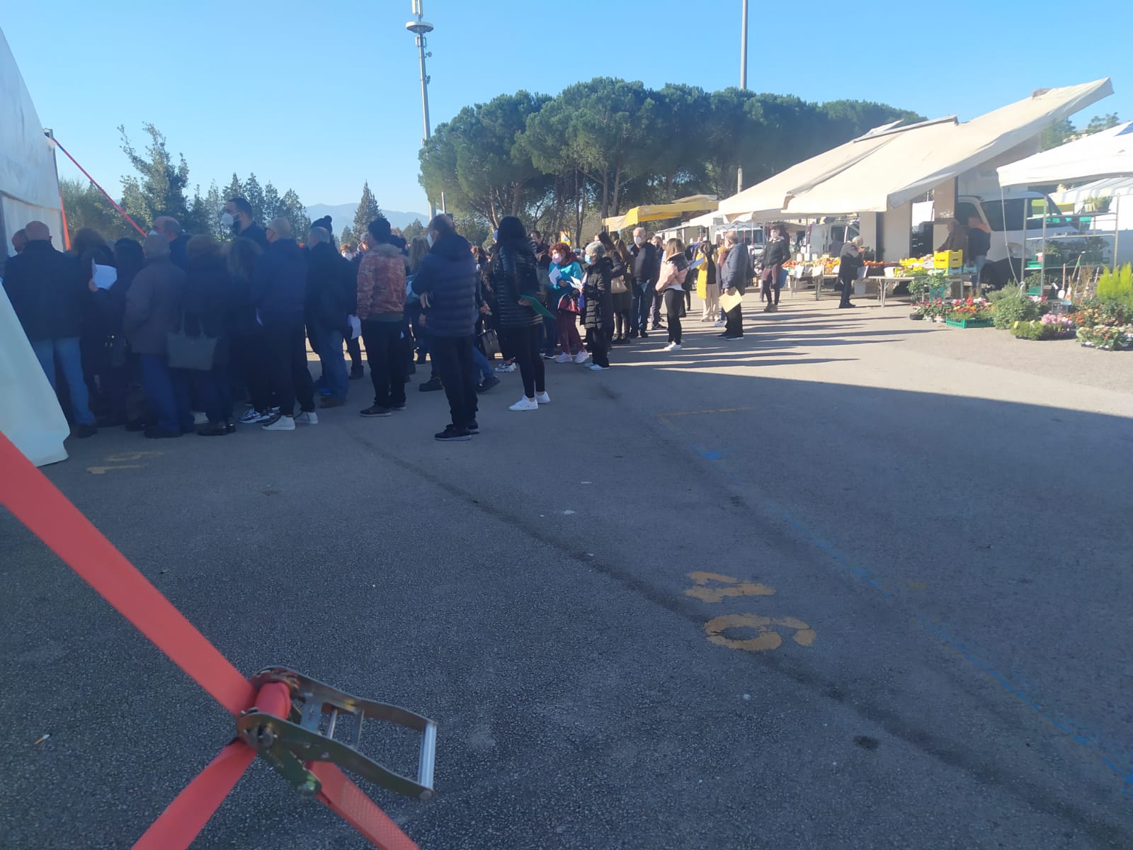 Folla all’hub di San Gavino Monreale per i vaccini, lunghe code: “Disagi per i disabili”