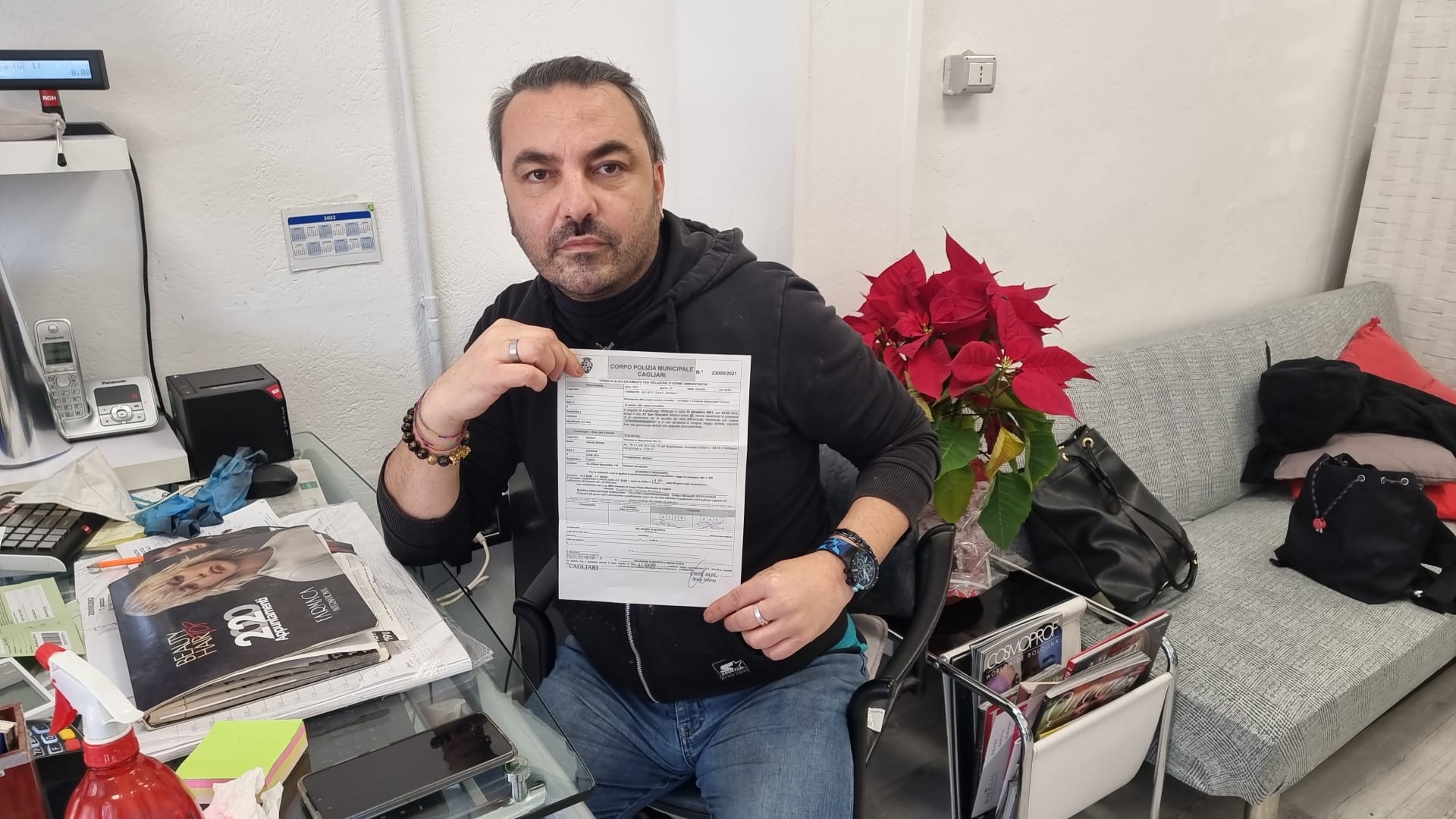 Cagliari, lo sdegno del parrucchiere: “Multato per il mastello non ritirato accanto ai cumuli di rifiuti degli incivili”