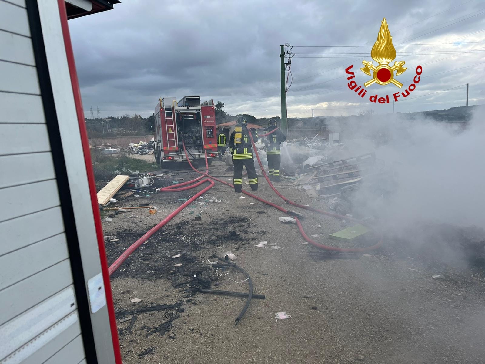 Terribile incendio nel campo nomadi di Sassari, due ore di intervento dei vigili del fuoco evitano la tragedia